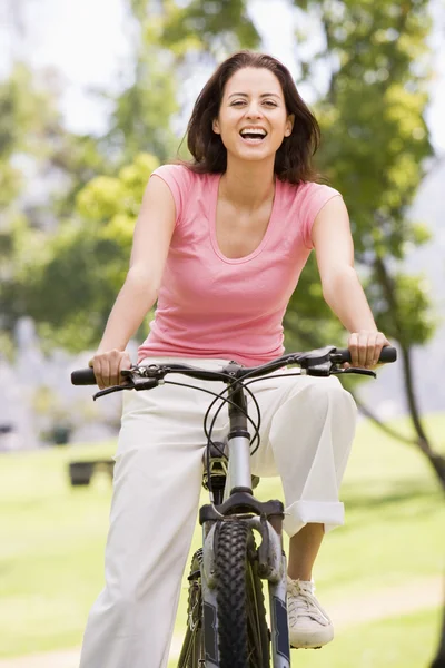 Mulher Bicicleta Sorrindo — Fotografia de Stock
