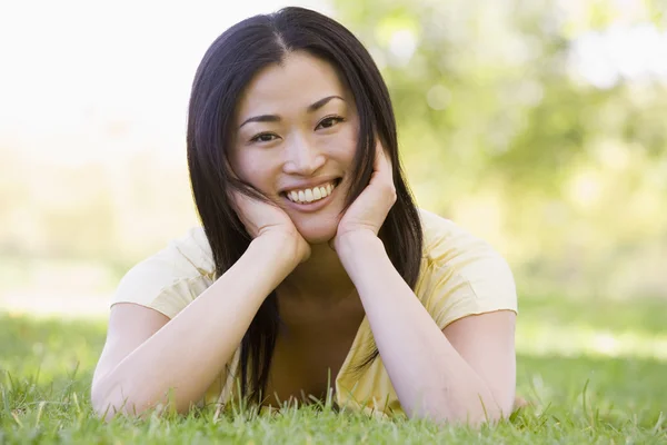 Mujer acostada al aire libre sonriendo —  Fotos de Stock