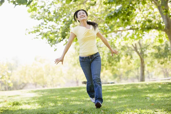 Mujer corriendo al aire libre sonriendo —  Fotos de Stock
