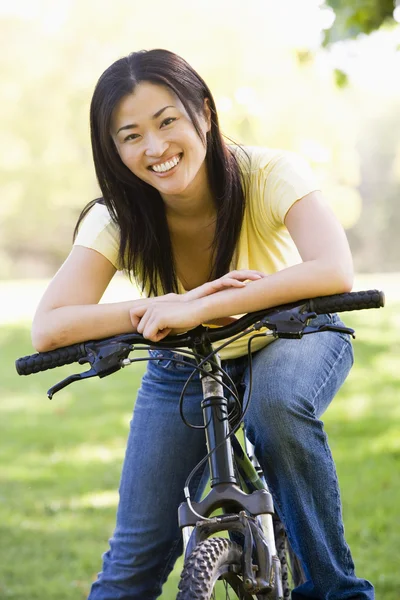自行车微笑的女人 — 图库照片