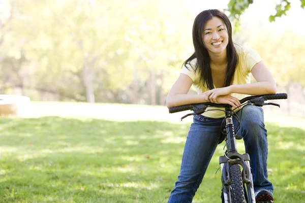 Mujer Bicicleta Sonriendo — Foto de Stock