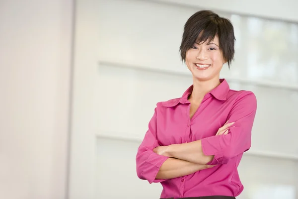Geschäftsfrau Steht Lächelnd Haus — Stockfoto