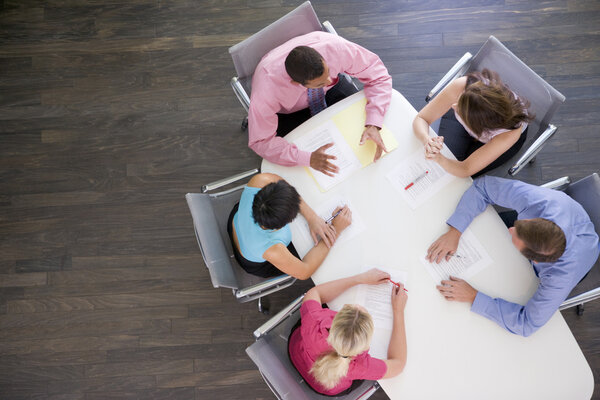 Cinco Empresarios Mesa Juntas — Foto de Stock
