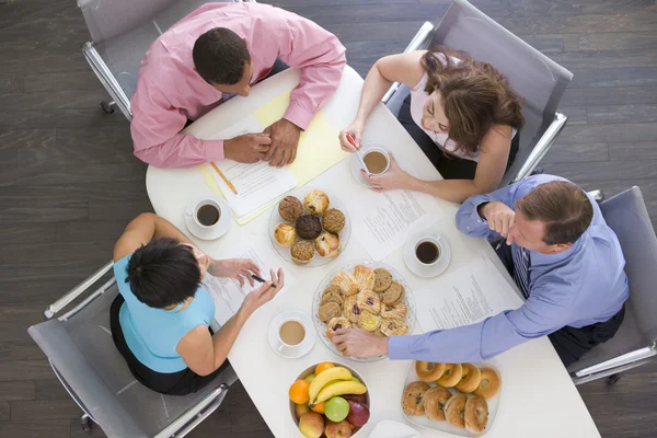 Cuatro Empresarios Mesa Sala Juntas Con Desayuno — Foto de Stock