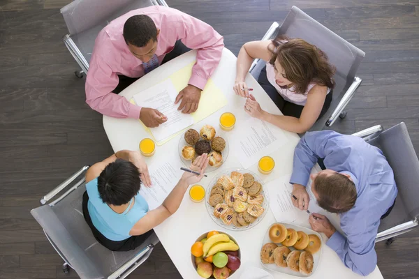 Boardroom Masada Kahvaltı Ile Dört Adamları — Stok fotoğraf