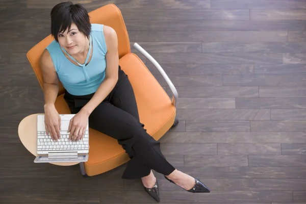 Mujer Negocios Sentada Interior Con Portátil —  Fotos de Stock