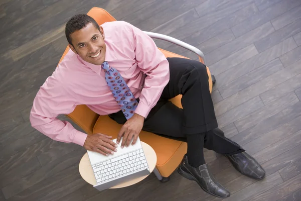 Empresário Sentado Dentro Casa Com Laptop Sorrindo — Fotografia de Stock