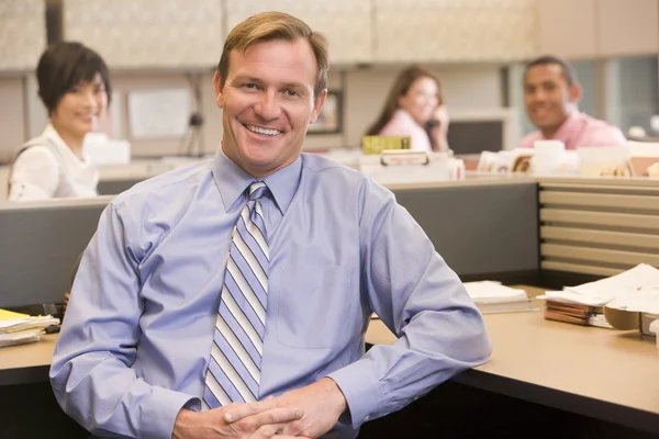 Uomo d'affari in cubicolo sorridente — Foto Stock