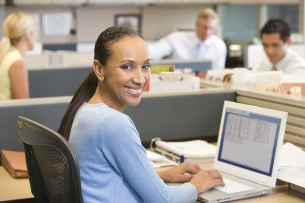 Businesswoman Cubicle Using Laptop Smiling — Stock Photo, Image