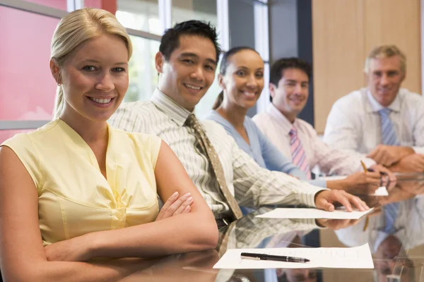 Cinco Empresários Mesa Diretoria Sorrindo — Fotografia de Stock