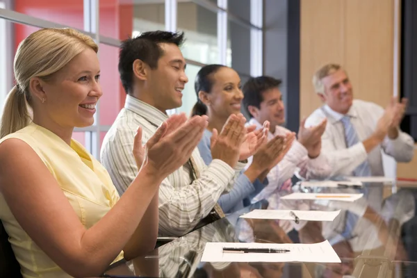 Cinco Empresários Mesa Diretoria Aplaudindo Sorrindo — Fotografia de Stock