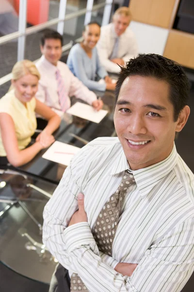Affärsman med fyra företagare på styrelserummet bord i backg — Stockfoto