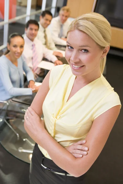 Affärskvinna Med Fyra Företagare Vid Styrelserummet Bord Bac — Stockfoto