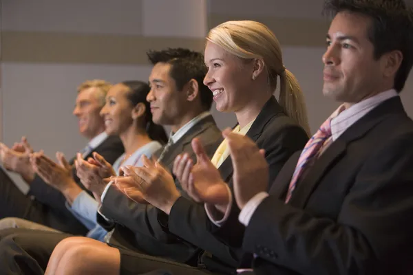 Cinco Empresários Aplaudindo Sorrindo Sala Apresentação — Fotografia de Stock