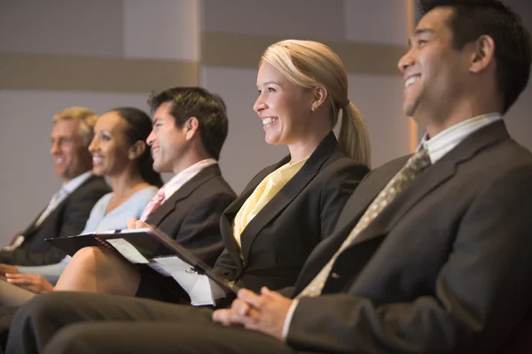 Cinco Empresarios Sonriendo Sala Presentación Con Portapapeles — Foto de Stock