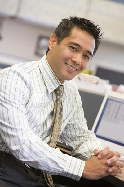 Uomo d'affari in cubicolo sorridente — Foto Stock