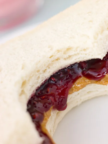Pindakaas en framboos gelei sandwich op wit brood — Stockfoto