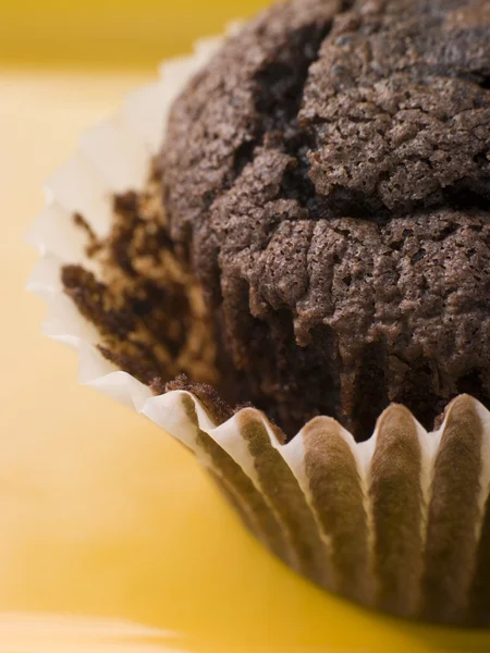 Muffin de chispas de chocolate en una placa —  Fotos de Stock
