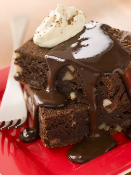 Stack av choklad brownies med choklad fudge sås — Stockfoto