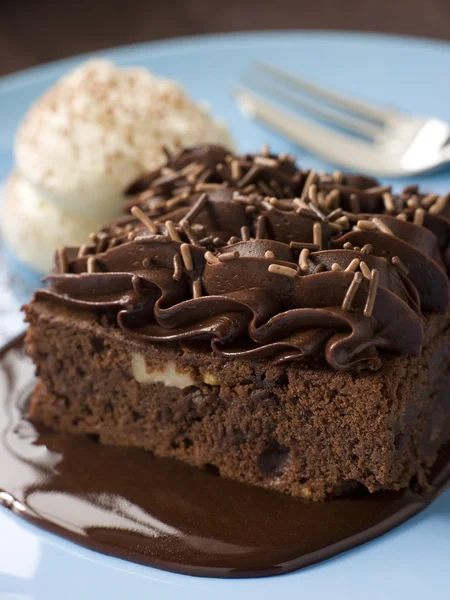 Čokoládové fudge brownie s čokoládovo-karamelovou omáčkou a smetanou — Stock fotografie
