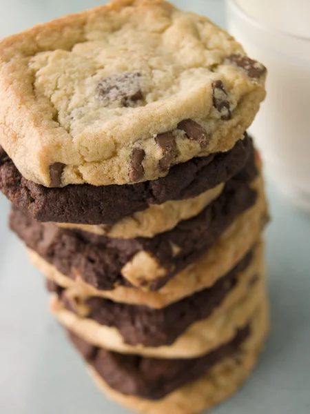 Pilha de leite e chocolate escuro Chip Cookies — Fotografia de Stock