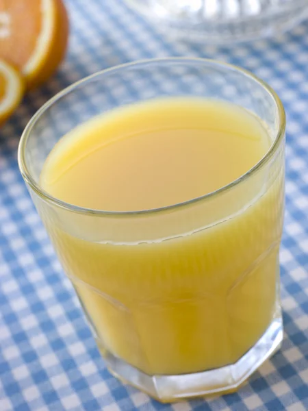 Ένα Ποτήρι Φρεσκοστυμμένο Χυμό Πορτοκαλιού — Φωτογραφία Αρχείου
