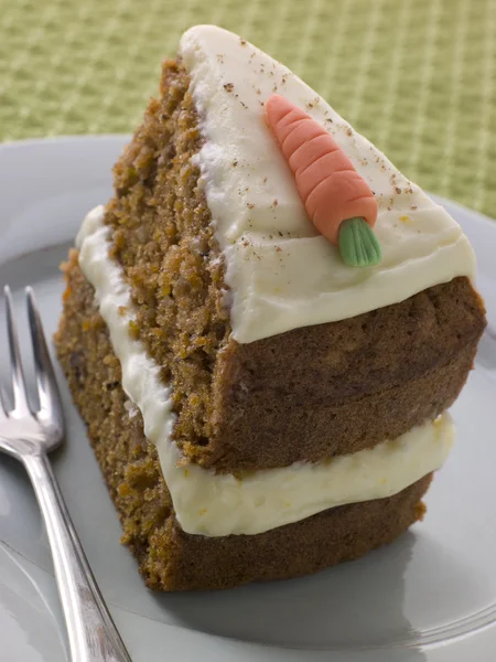 Rebanada de pastel de zanahoria americano en una placa con un tenedor — Foto de Stock