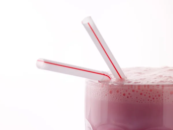 Erdbeer-Milchshake mit Strohhalmen — Stockfoto