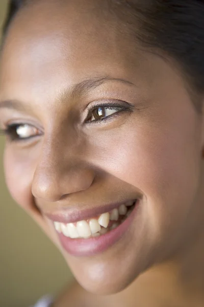 Kopfschuss einer lächelnden Frau — Stockfoto