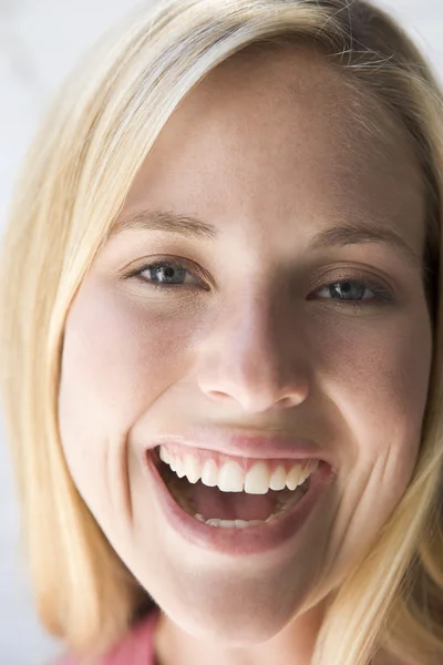 Kopfschuss Einer Lächelnden Frau — Stockfoto