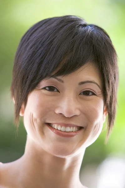 Tiro de cabeça de mulher sorrindo — Fotografia de Stock