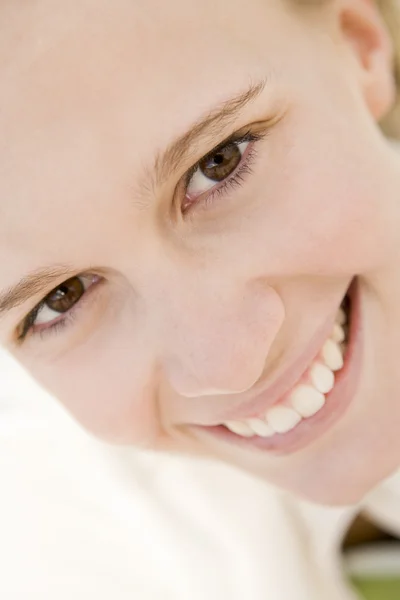 Gülümseyen Kadın Baş Shot — Stok fotoğraf