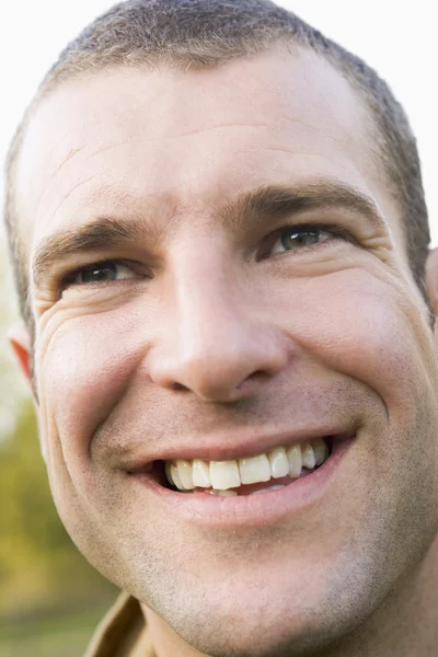 Tiro na cabeça do homem sorrindo — Fotografia de Stock
