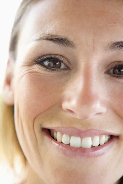 Foto Cabeza Mujer Sonriendo —  Fotos de Stock