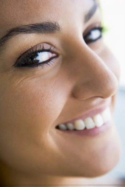 Head shot of woman smiling — Stock Photo, Image