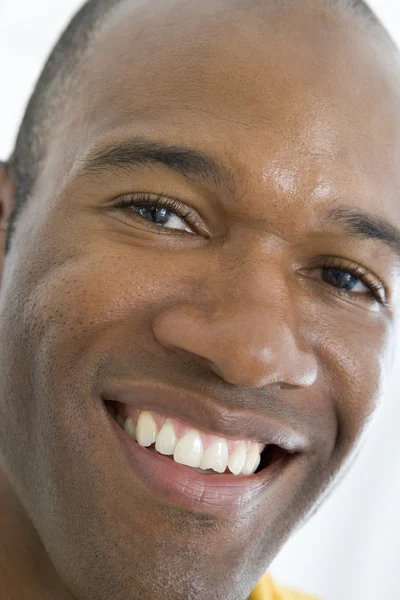 Голова человека улыбается — стоковое фото