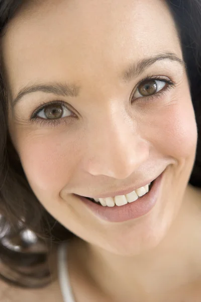 Kopfschuss einer lächelnden Frau — Stockfoto