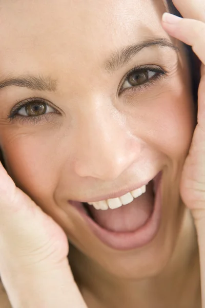 笑みを浮かべて女性のヘッド ショット — ストック写真