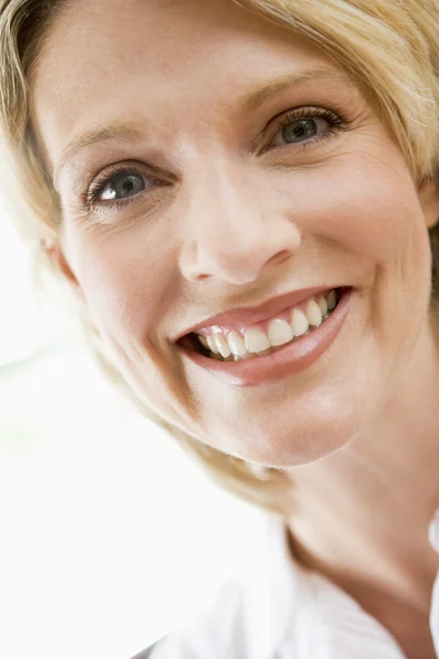 Testa di donna sorridente — Foto Stock
