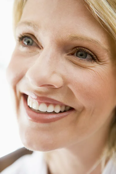 Tiro de cabeça de mulher sorrindo — Fotografia de Stock