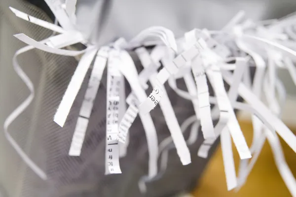 Close-Up de uma trituradora de papel transbordante — Fotografia de Stock