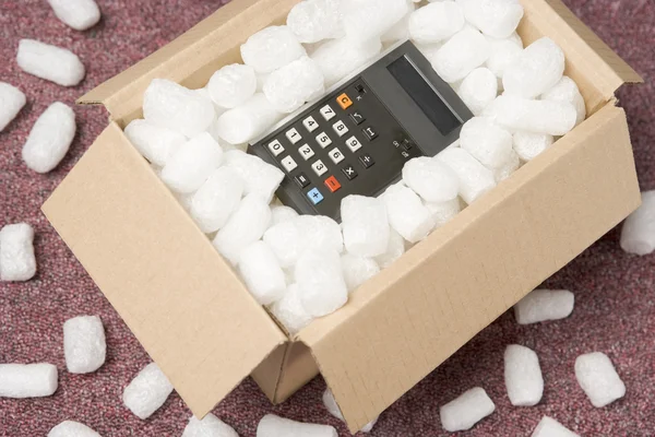 Um pacote contendo uma calculadora — Fotografia de Stock