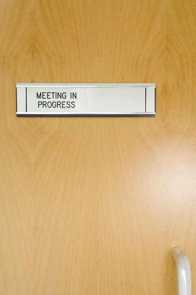 关闭的办公室的门 会议进展 — 图库照片