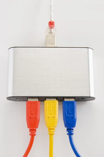 Počítačové kabely sanitáři zapojen do routeru — Stock fotografie