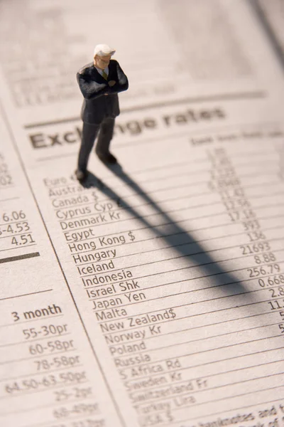Figura de un hombre de negocios con los brazos cruzados de pie sobre una finanza — Foto de Stock