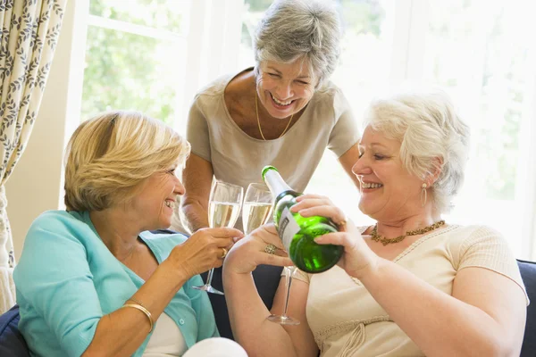 Drei Frauen Wohnzimmer Die Champagner Trinken Und Lächeln — Stockfoto