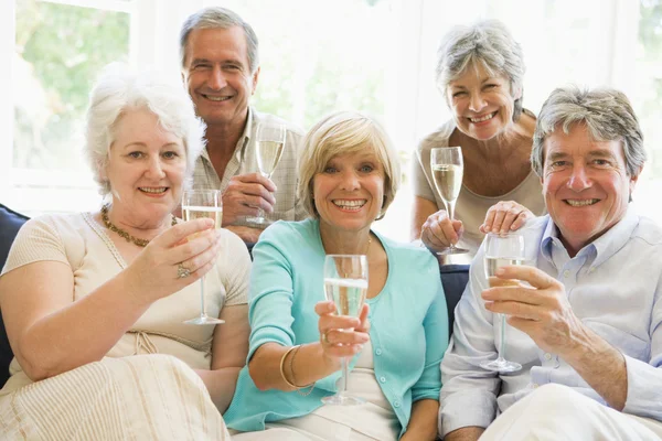 Şampanya Içmek Gülümseyerek Oturma Odasında Beş Arkadaş — Stok fotoğraf