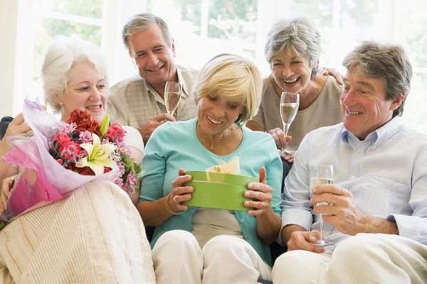 Five Friends Champagne Gifts Living Room Smiling — Stock Photo, Image