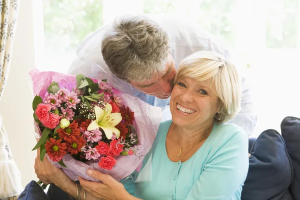 Σύζυγό Της Δίνοντας Λουλούδια Γυναίκα Φιλιά Και Χαμογελαστός — Φωτογραφία Αρχείου