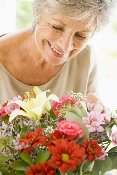 笑顔の花を持つ女性 — ストック写真
